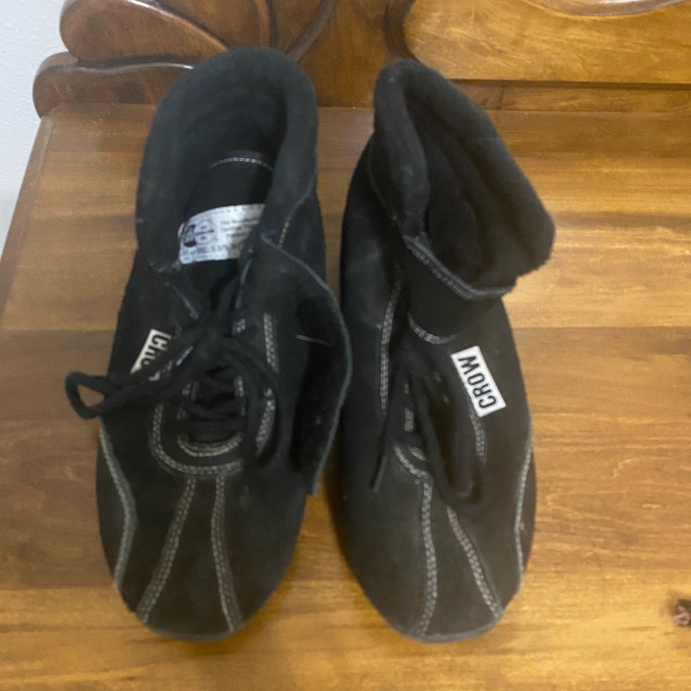 Crow mid top driving shoe kids size 4
